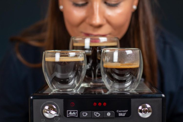Verónica disfrutando del aroma de varias bebidas elaboradas con la Caffeo Solo