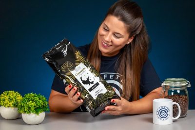 Verónica muestra un paquete de café en grano de la marca Consuelo