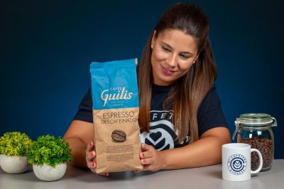 Verónica lee atentamente el paquete de café en grano Guilis descafeinado
