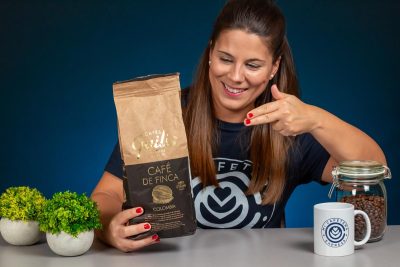 Verónica señala un paquete de café en grano Guilis