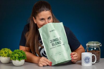 Verónica huele los granos de café Jungle Blend de Incapto