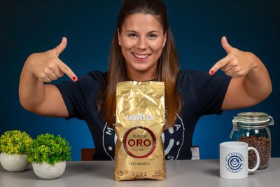 Verónica señala un paquete de café en grano Lavazza