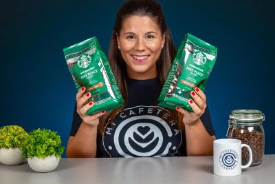 Verónica agarra con sus manos dos paquetes de café en grano Starbucks