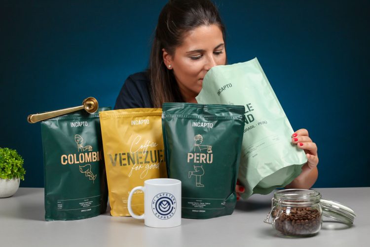Verónica oliendo el café Jungle Blend de Incapto junto a otras variedades