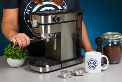 Plano lateral de la cafetera espresso Cecotec Cafelizzia 790 Steel Pro