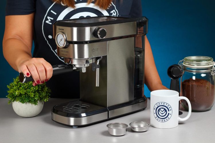 Plano lateral de la cafetera espresso Cecotec Cafelizzia 790 Steel Pro