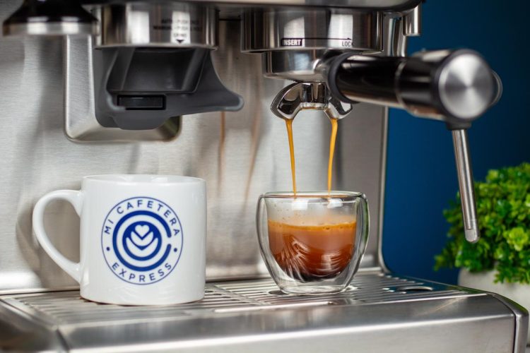 Primer plano de la extracción de un café con la cafetera Sage Barista Express