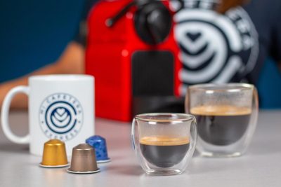 Primer plano de un espresso y un lungo elaborados con la cafetera Inissia