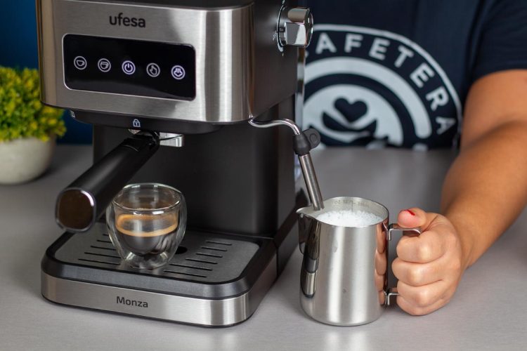 Espuma de leche elaborada con el tubo de vapor de la cafetera Ufesa Monza