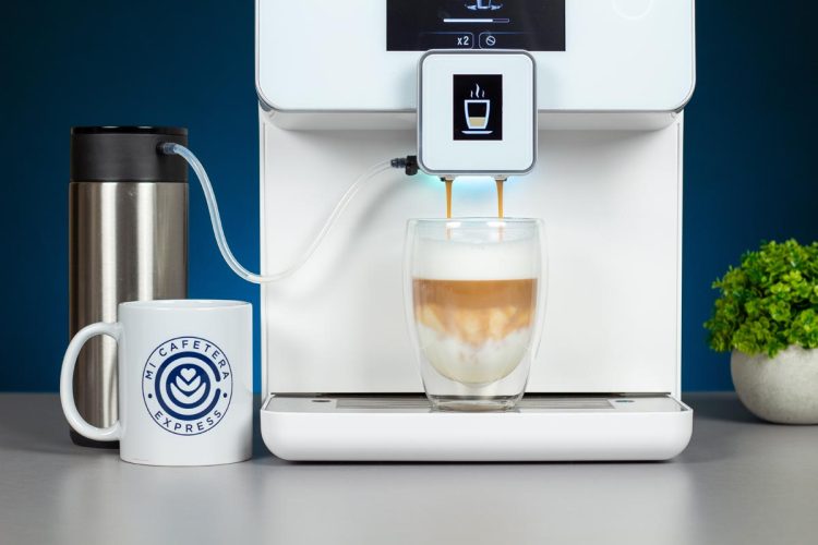 Cafetera Cecotec Power Matic-ccino 8000 preparando un cappuccino