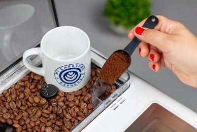 Compartimento para granos y café molido de la cafetera Cecotec 8000