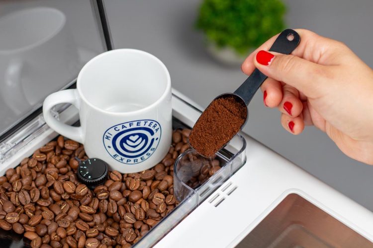 Compartimento para granos y café molido de la cafetera Cecotec 8000
