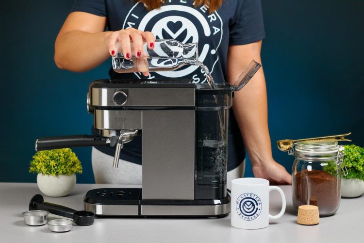 Verónica llenando el depósito de agua de la cafetera Cecotec Cafelizzia 790