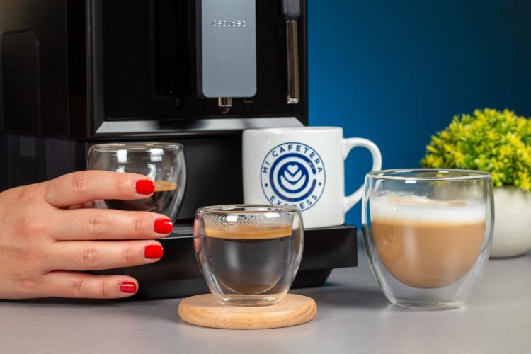 Variedad de bebidas de café preparadas con la cafetera Cecotec Vaporissima