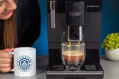 Verónica observa cómo la Delonghi Autentica dispensa un espresso