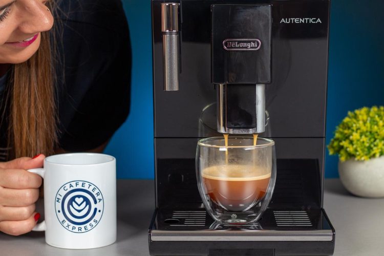 Verónica observa cómo la Delonghi Autentica dispensa un espresso