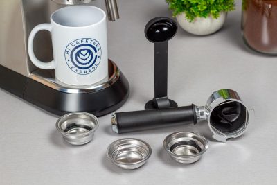 Detalle de los accesorios incluidos en la cafetera Delonghi Dedica
