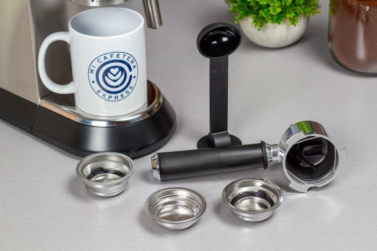 Detalle de los accesorios incluidos en la cafetera Delonghi Dedica