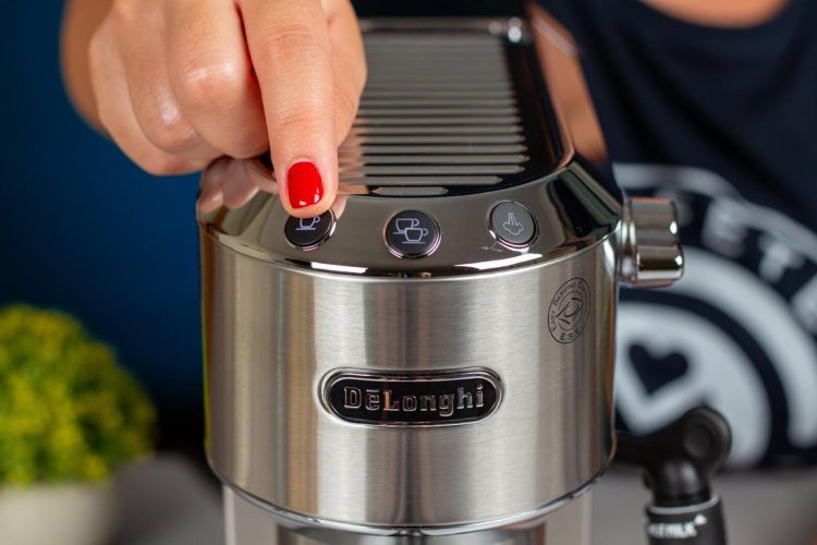 Primer plano del panel de control de la cafetera express Delonghi Dedica