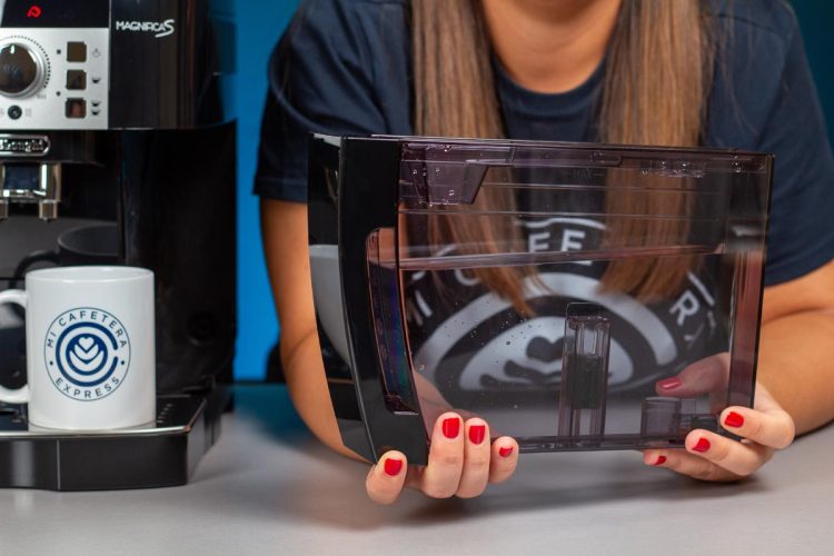 Verónica muestra el depósito de agua de la cafetera Delonghi Magnifica S