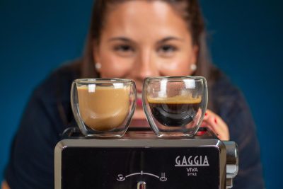 Detalle de un espresso y un latte elaborados con la Gaggia Viva Style