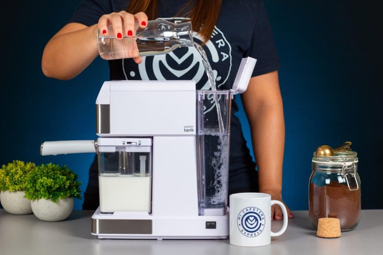 Verónica rellenando el tanque de agua de la cafetera Cecotec Instant-ccino 20
