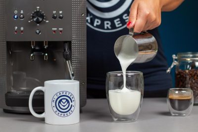 Verónica vierte la espuma de leche elaborada con la Krups Roma