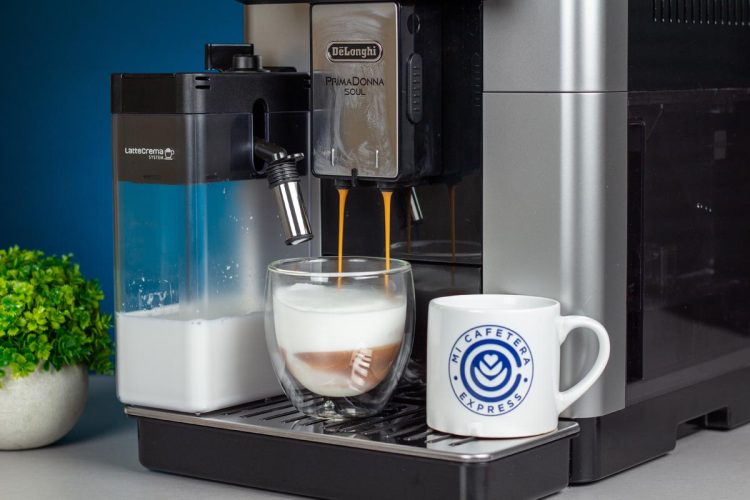 Detalle de la elaboración de un latte con la Delonghi Primadonna Soul