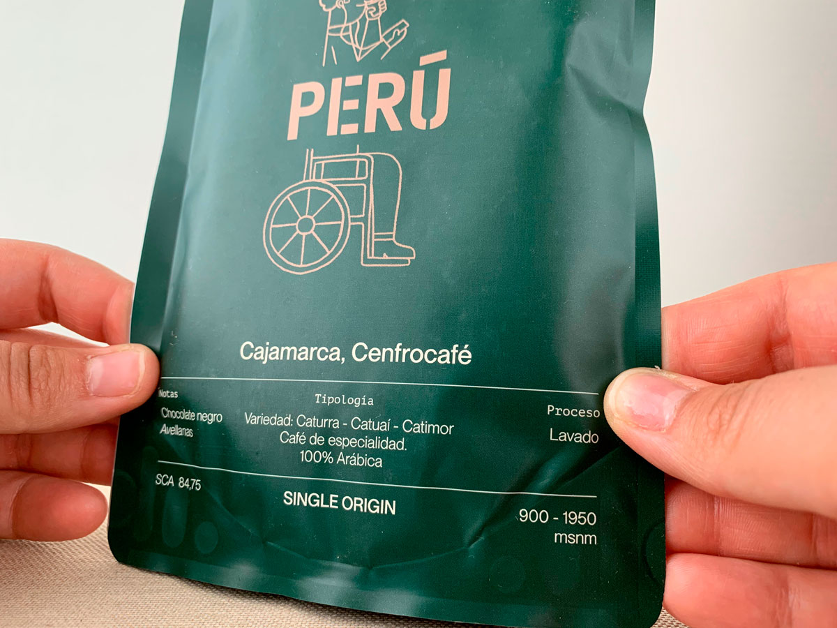 Detalle de la parte delantera de un paquete de café en grano Incapto