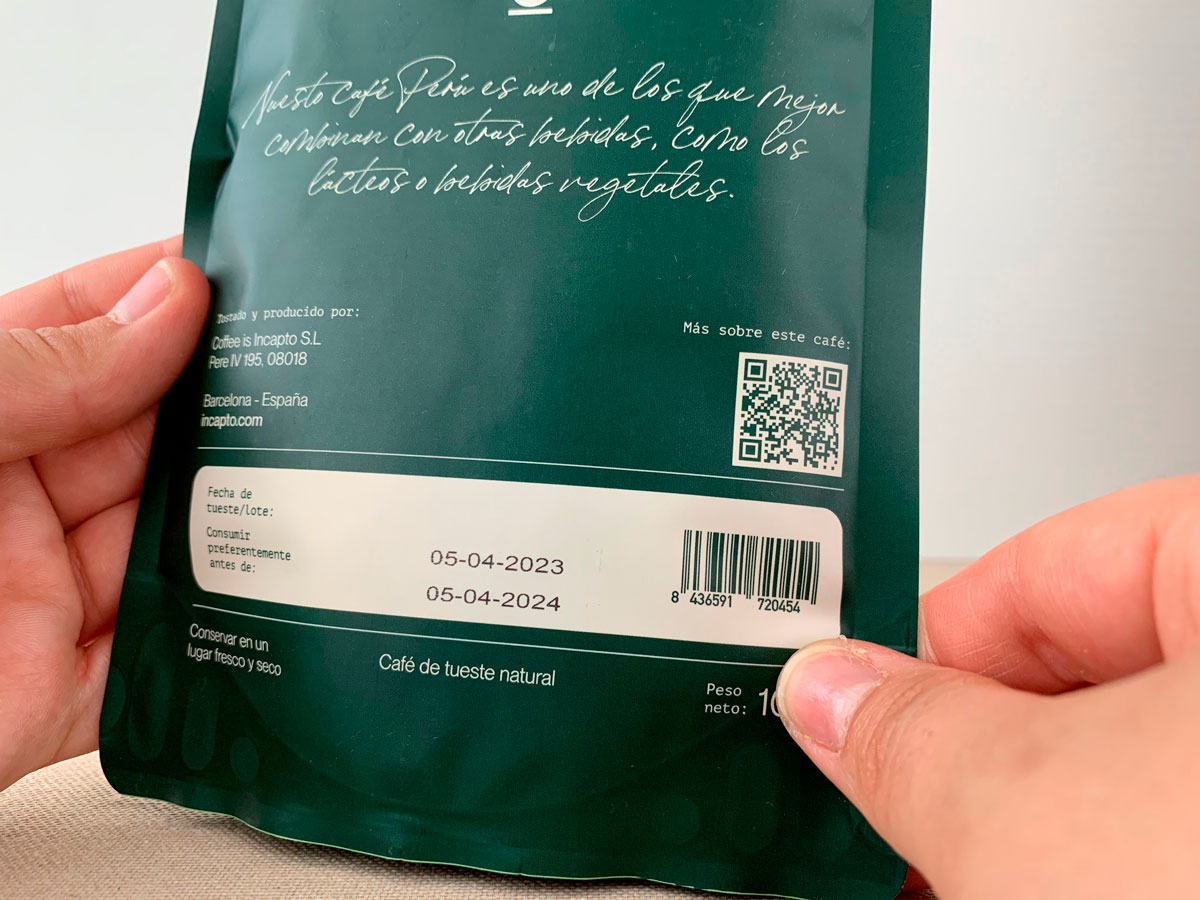 Vista en detalle de la parte trasera de un paquete de café de especialidad Incapto