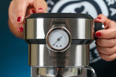 Primer plano del manómetro de presión de la Cecotec Cafelizzia 790