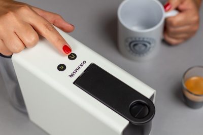 Detalle del panel de control de la cafetera de cápsulas Essenza Mini