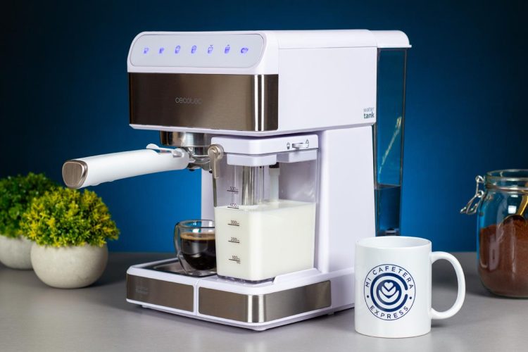 Vista de perfil de la cafetera Cecotec Power Instant-ccino 20 Touch