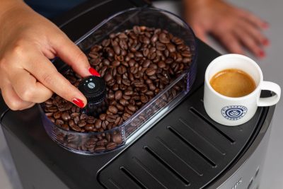 Verónica ajusta la rueda del molinillo de la cafetera superautomática Krups Roma