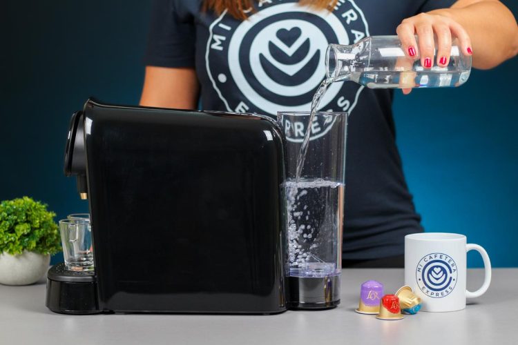 Verónica rellenando el depósito de agua de la Philips L'OR Barista