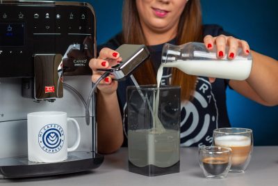Verónica rellenando el tanque de leche de la cafetera Melitta TS Smart