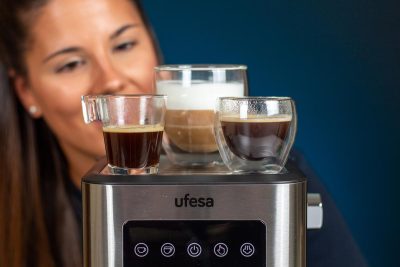 Verónica contempla varios cafés hechos con la cafetera express Ufesa Monza