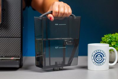 Verónica muestra en detalle el tanque de agua de la cafetera Melitta Caffeo Solo