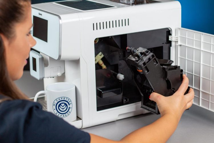 Verónica colocando el grupo de café extraíble de la Cafetera Cecotec 8000