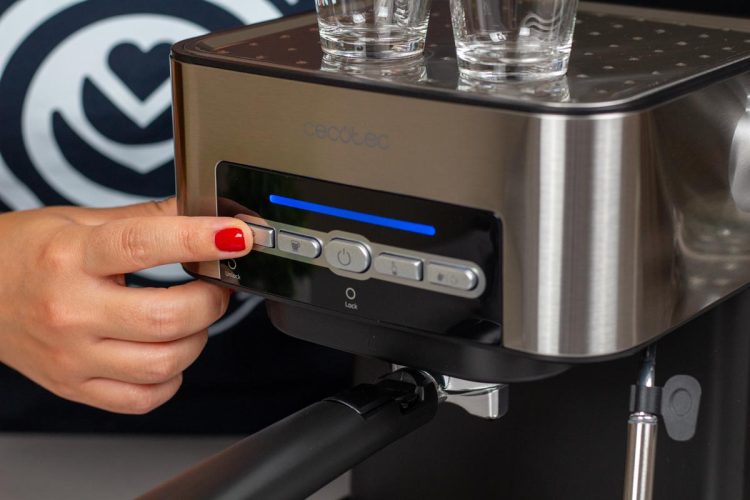 Panel de control de la cafetera express Cecotec Power Espresso 20 Matic
