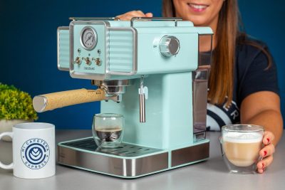 Vista de perfil de la cafetera express Cecotec Power Espresso 20 Tradizionale