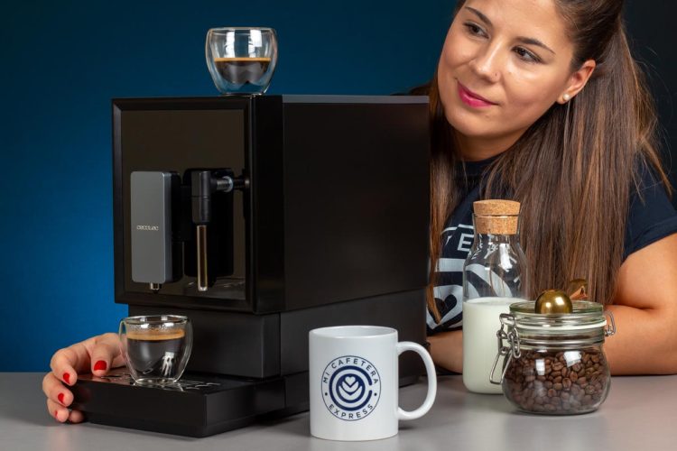 Vista de perfil de la cafetera Cecotec Power Matic-ccino Vaporissima
