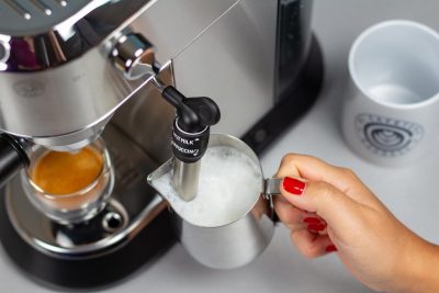 Verónica espumando leche con el vaporizador de la Delonghi Dedica