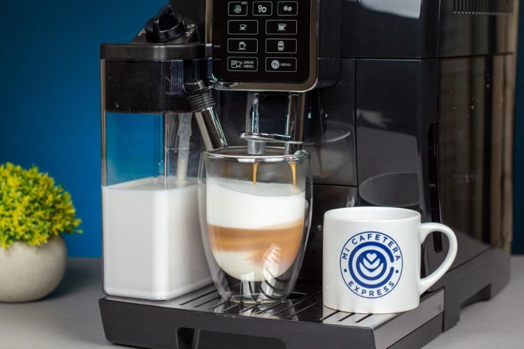 Primer plano de la Delonghi Dinamica dispensando un latte crema