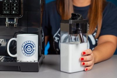 Verónica muestra el tanque de leche de la cafetera Delonghi Dinamica