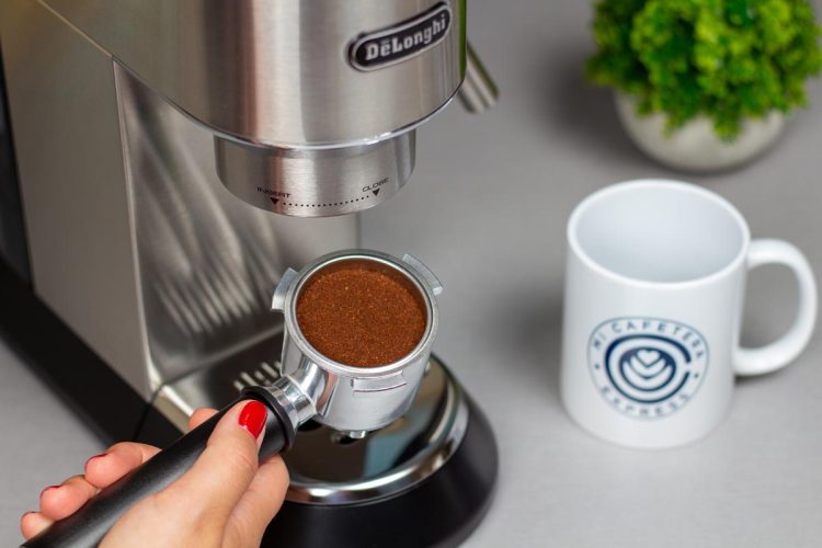 Detalle del portafiltro con café molido recién prensado de la Delonghi Dedica