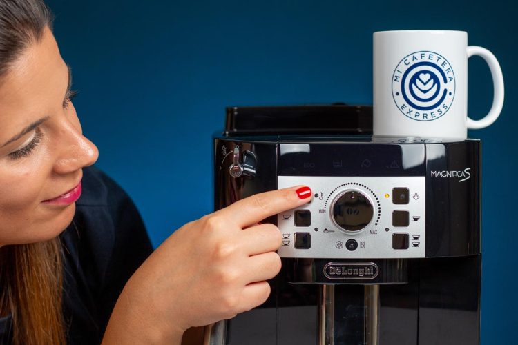 Verónica manejando el panel de control de la Delonghi Magnifica S