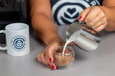 Verónica vierte la espuma de leche hecha con la Gaggia Viva Style