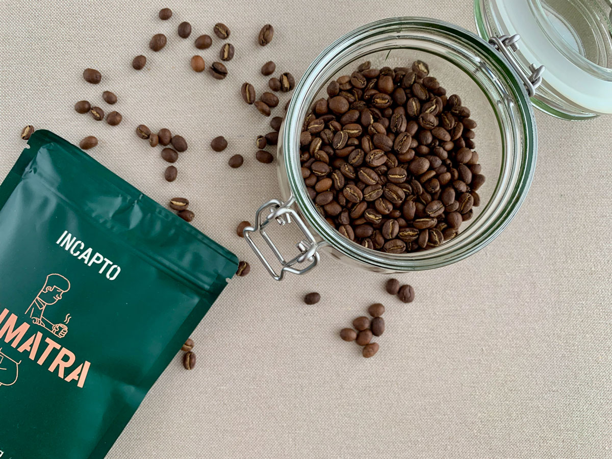 Vista detallada de los granos de café Sumatra de Incapto