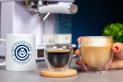Detalle de un espresso y un latte hechos con la Instant-ccino 20 Touch